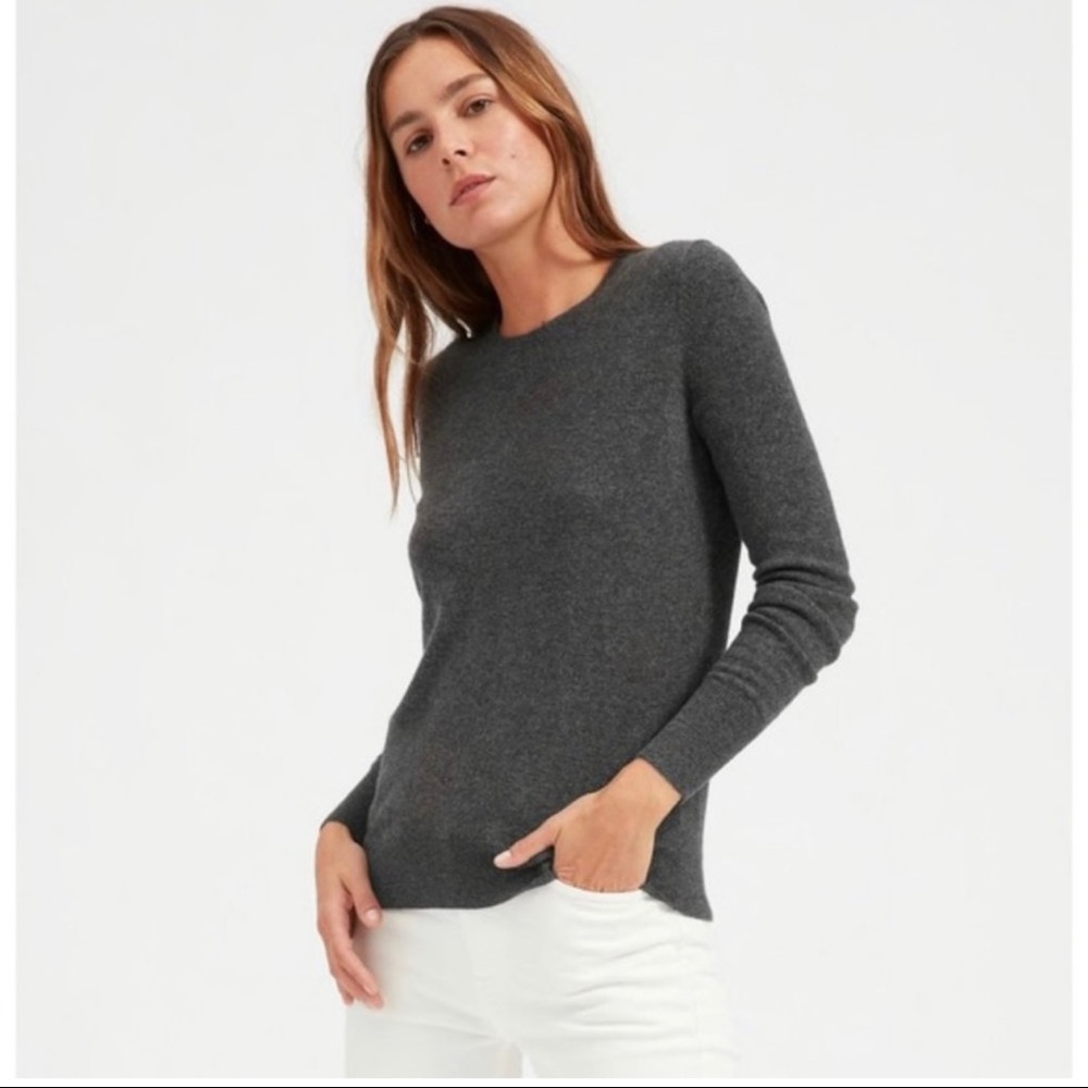 Like new Everlane Cashmere Crew in Charcoal (Size Small)
